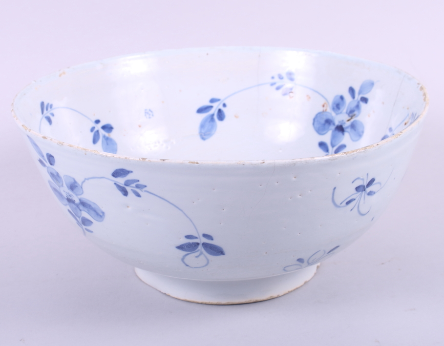 An early 18th century English delfware punch bowl, decorated flowers, 10" dia - Image 2 of 4