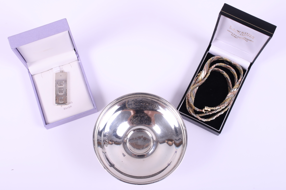 An English silver ingot, a silver dish, a tri-coloured metal necklace and matching bracelet, stamped