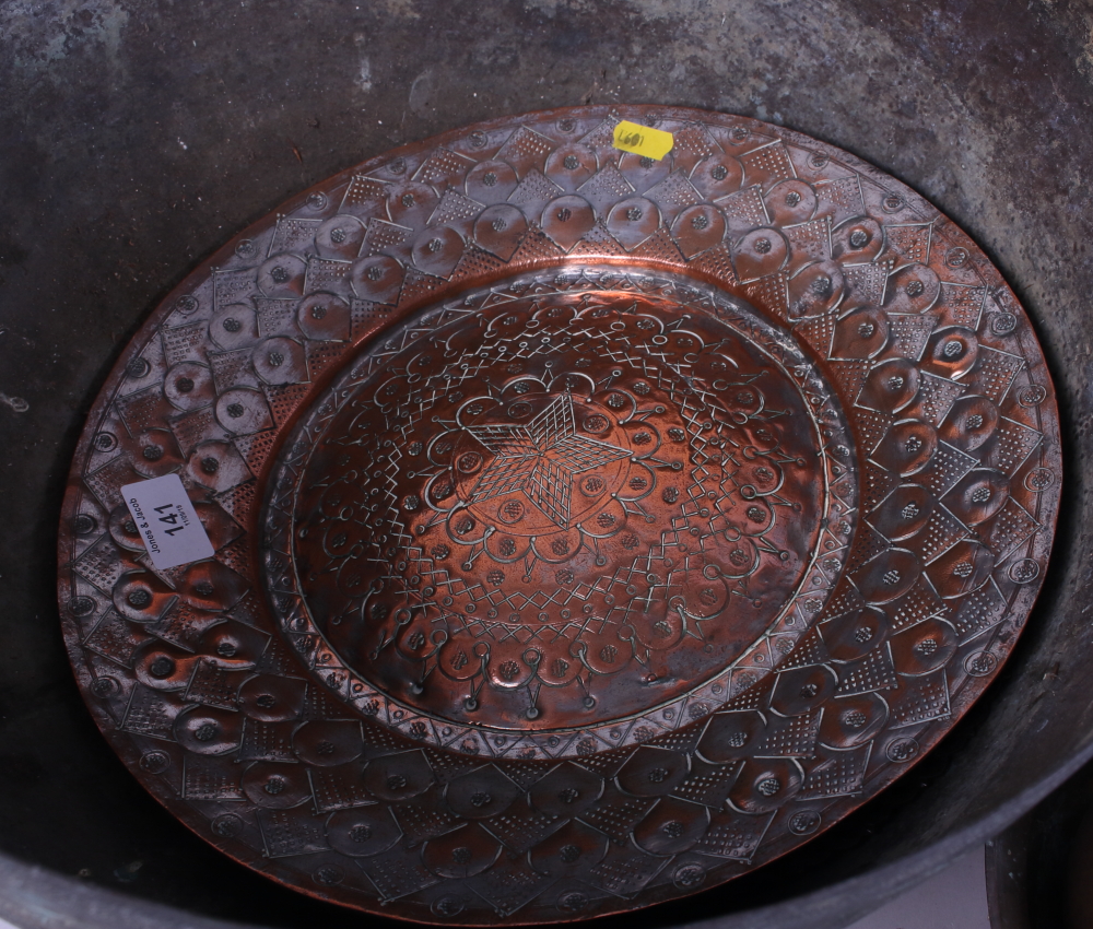 A quantity of copper, including a large bowl, a copper kettle, trays, a mirror, etc - Image 2 of 3