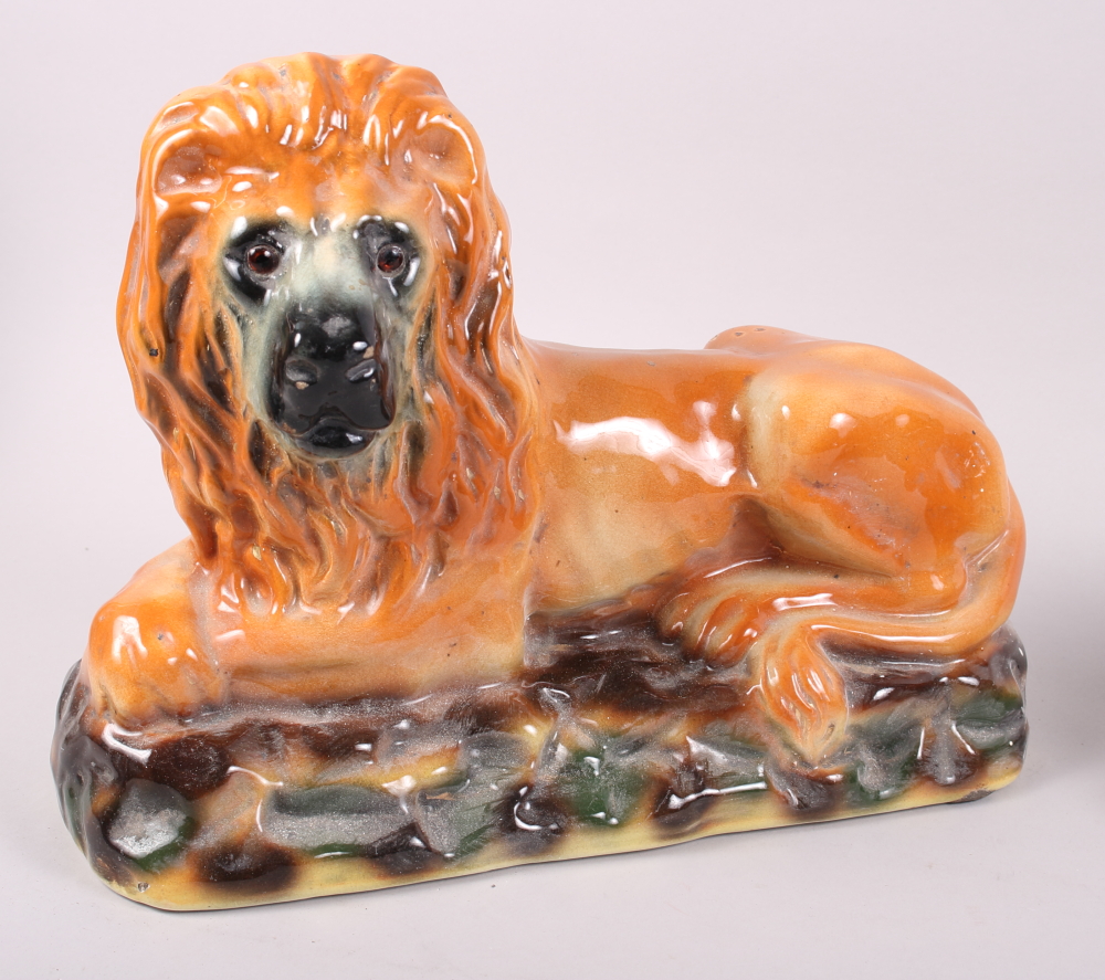 A pair of 19th century Staffordshire lions with glass eyes, 13" wide - Image 2 of 7