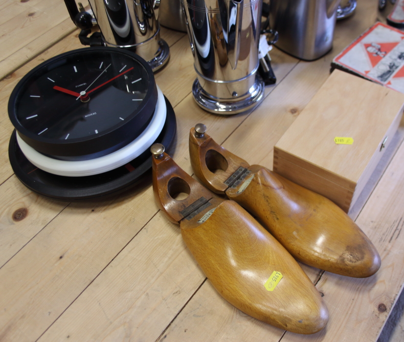 Eight retro coffee percolators, a chess set, a pair of shoe lasts, quartz clocks, bunting, and other - Image 2 of 2