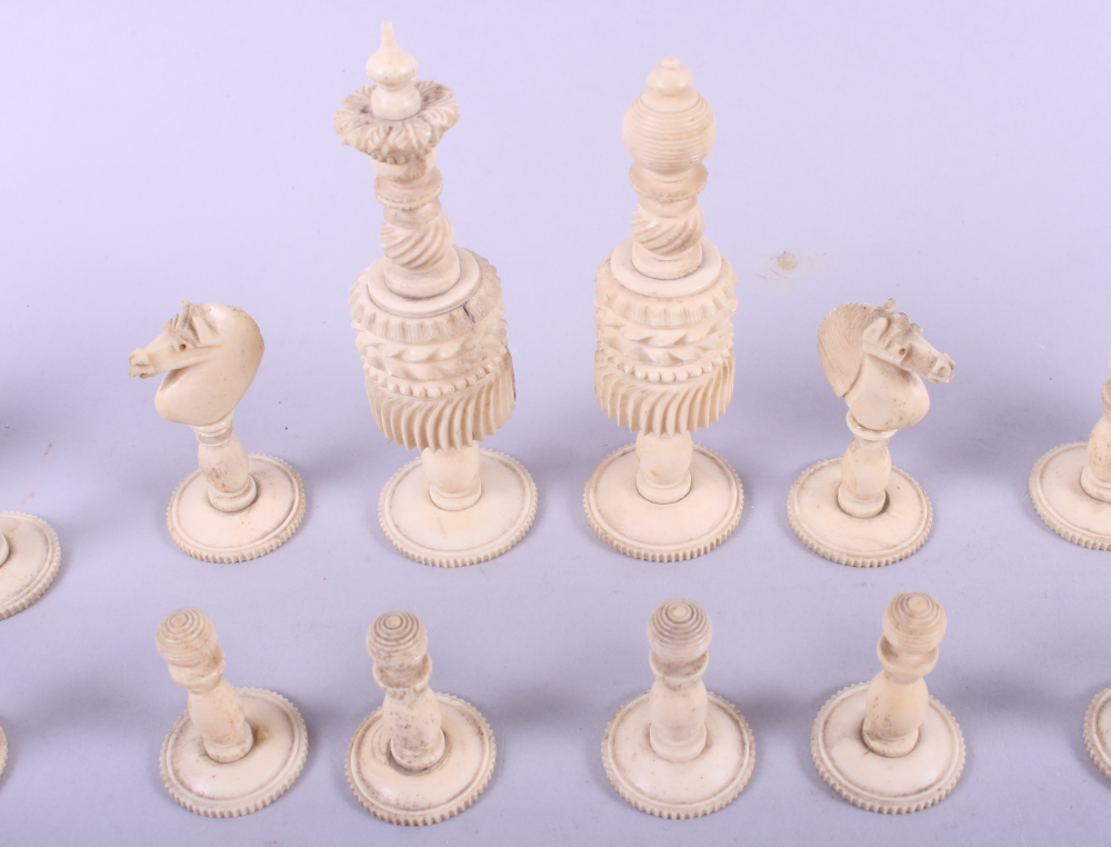 A 19th century turned and stained barleycorn bone chess set - Bild 3 aus 6