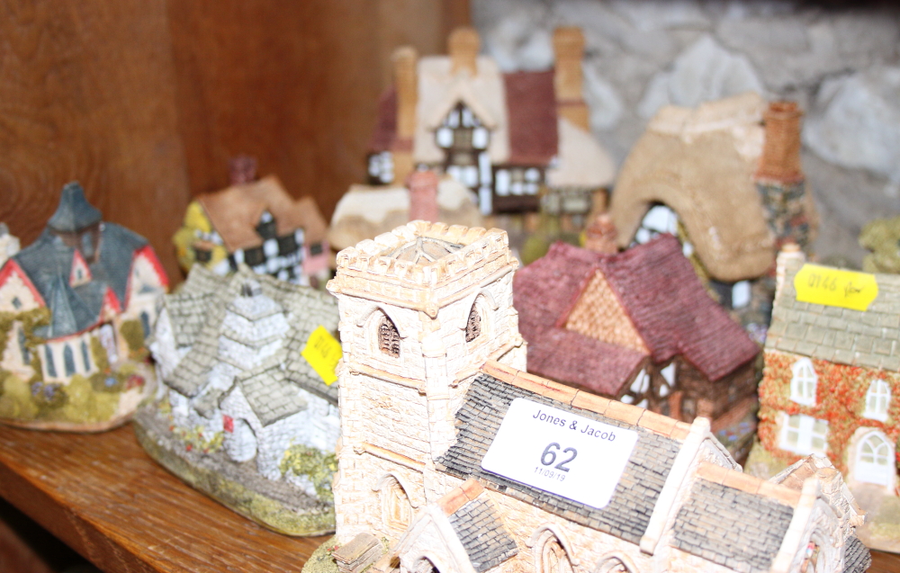 A quantity of Lilliput Lane cottages, Wedgwood collectors plates and other items - Image 3 of 4