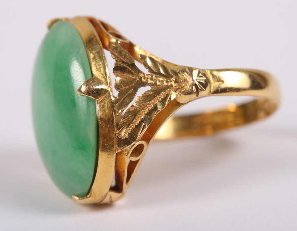 An early 20th century yellow metal jade cabochon ring with floral decoration to shoulders, ring size - Image 2 of 4