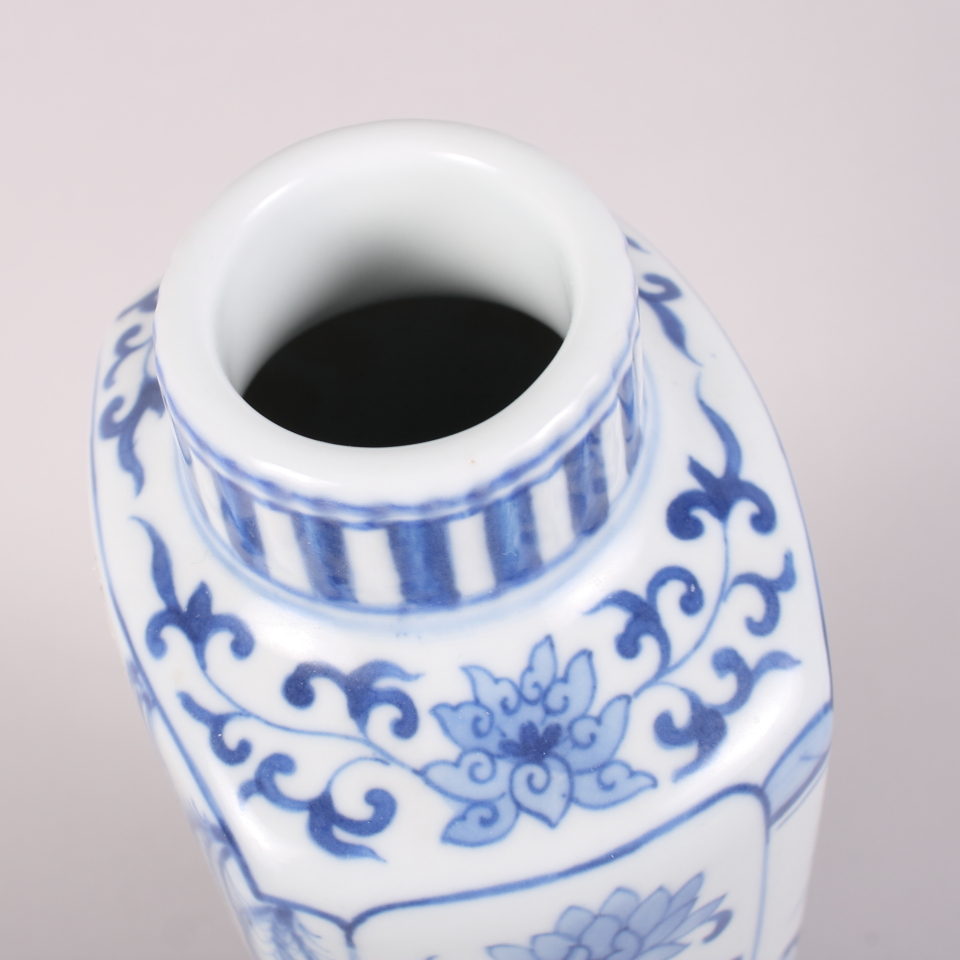 A Chinese blue and white porcelain vase, decorated long Liza, 12 1/2" high - Image 5 of 6