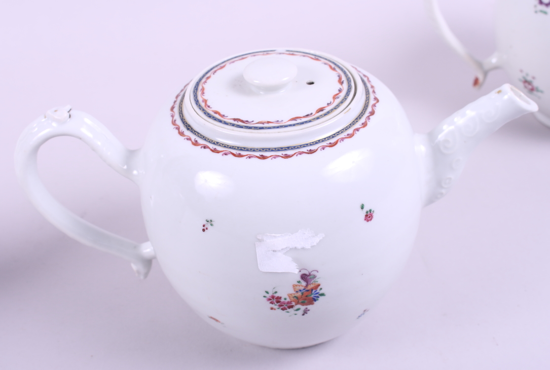 Four 19th century Chinese export teapots with floral decoration (damages) - Image 7 of 11