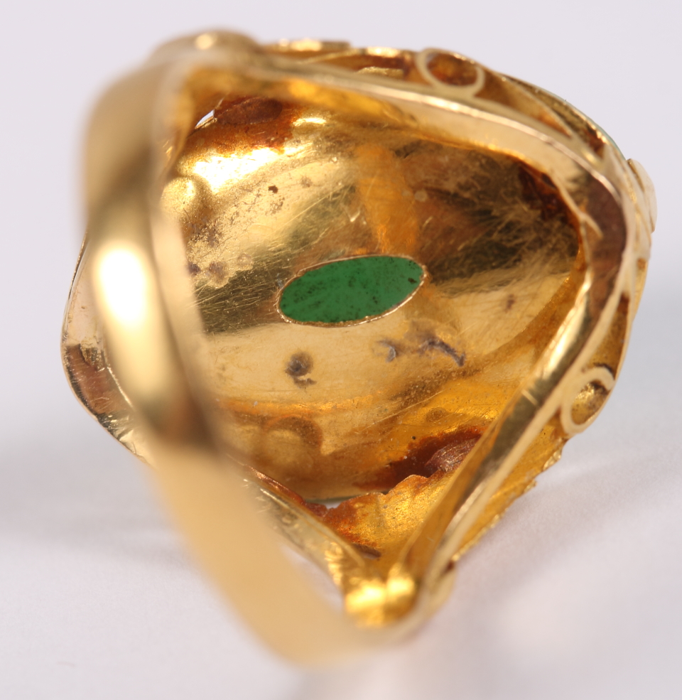 An early 20th century yellow metal jade cabochon ring with floral decoration to shoulders, ring size - Image 3 of 4