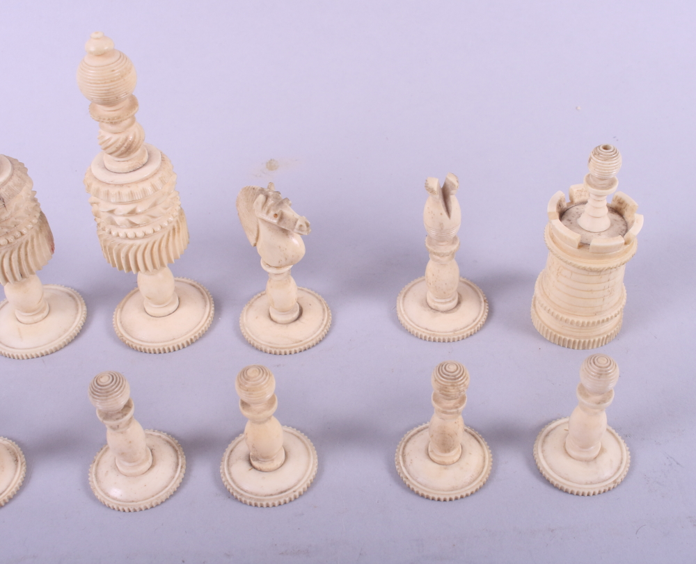 A 19th century turned and stained barleycorn bone chess set - Bild 4 aus 6