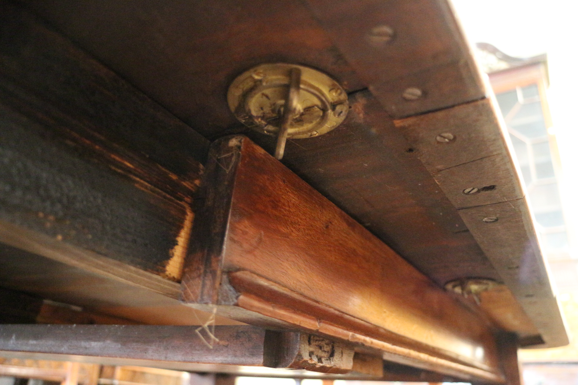 A Victorian mahogany extending dining table with two leaves, on reeded and castored supports, 40" - Image 5 of 7