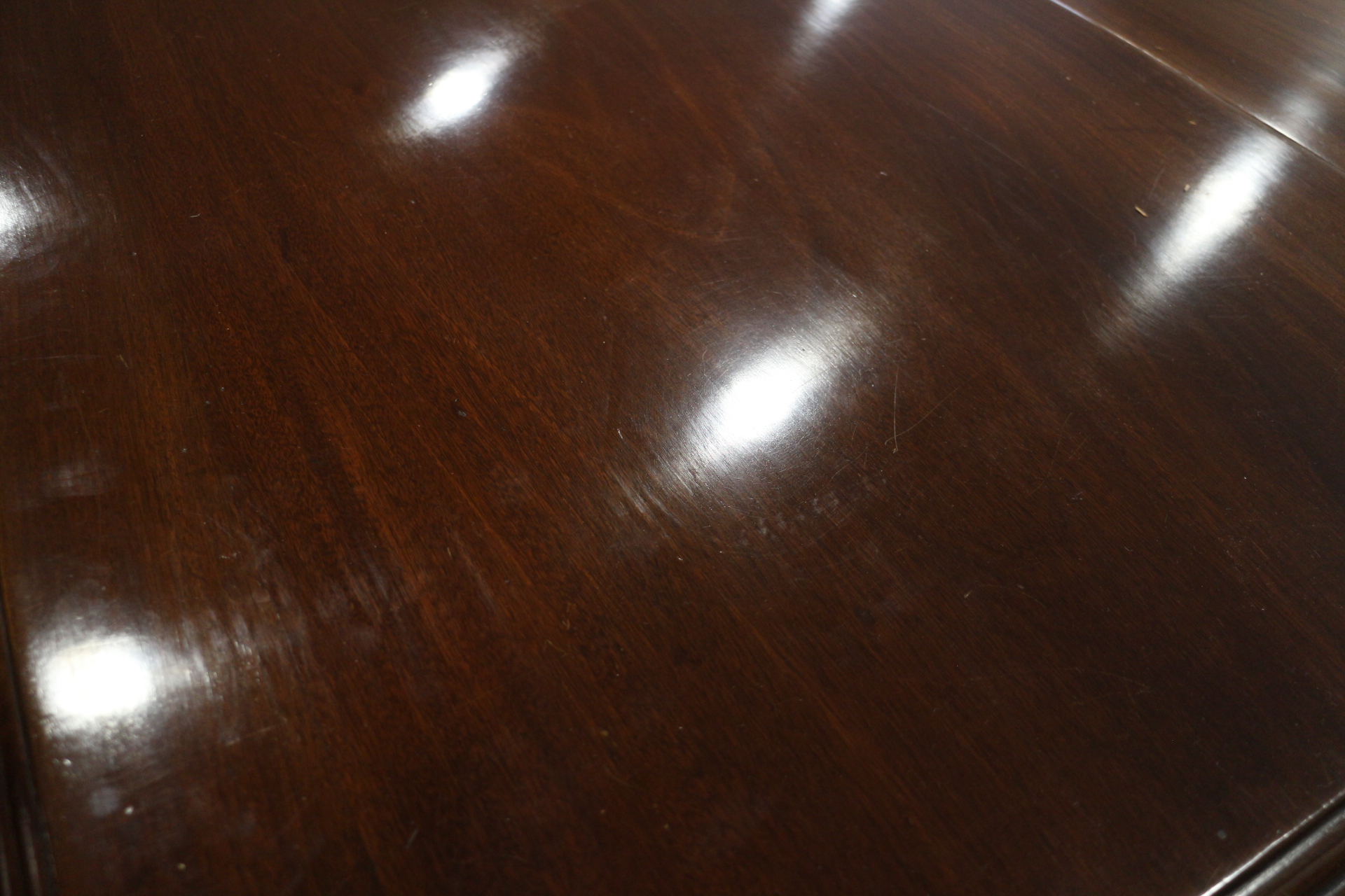 A Victorian mahogany extending dining table with two leaves, on reeded and castored supports, 40" - Image 4 of 7