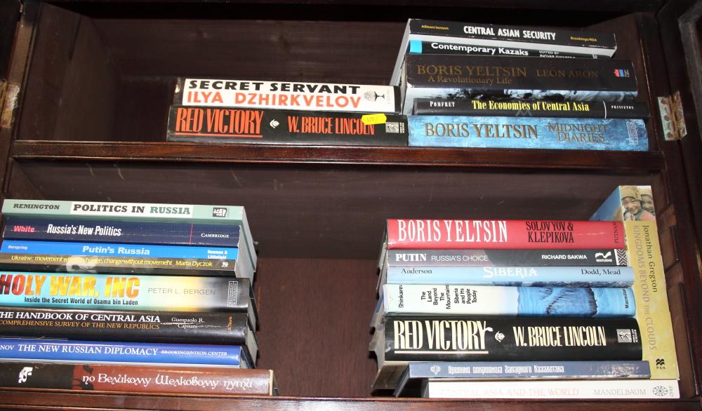 A quantity of mostly Russian novels, including David Remnick: "Lenin's Tomb", W Bruce-Lincoln: " - Image 4 of 4