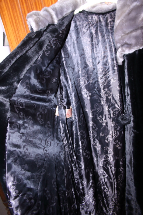 A Dynaska vintage 1950's faux fur coat with grey collar - Image 2 of 4