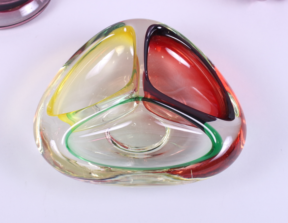 An art glass dish with three divisions and two coloured glass vases - Image 2 of 3