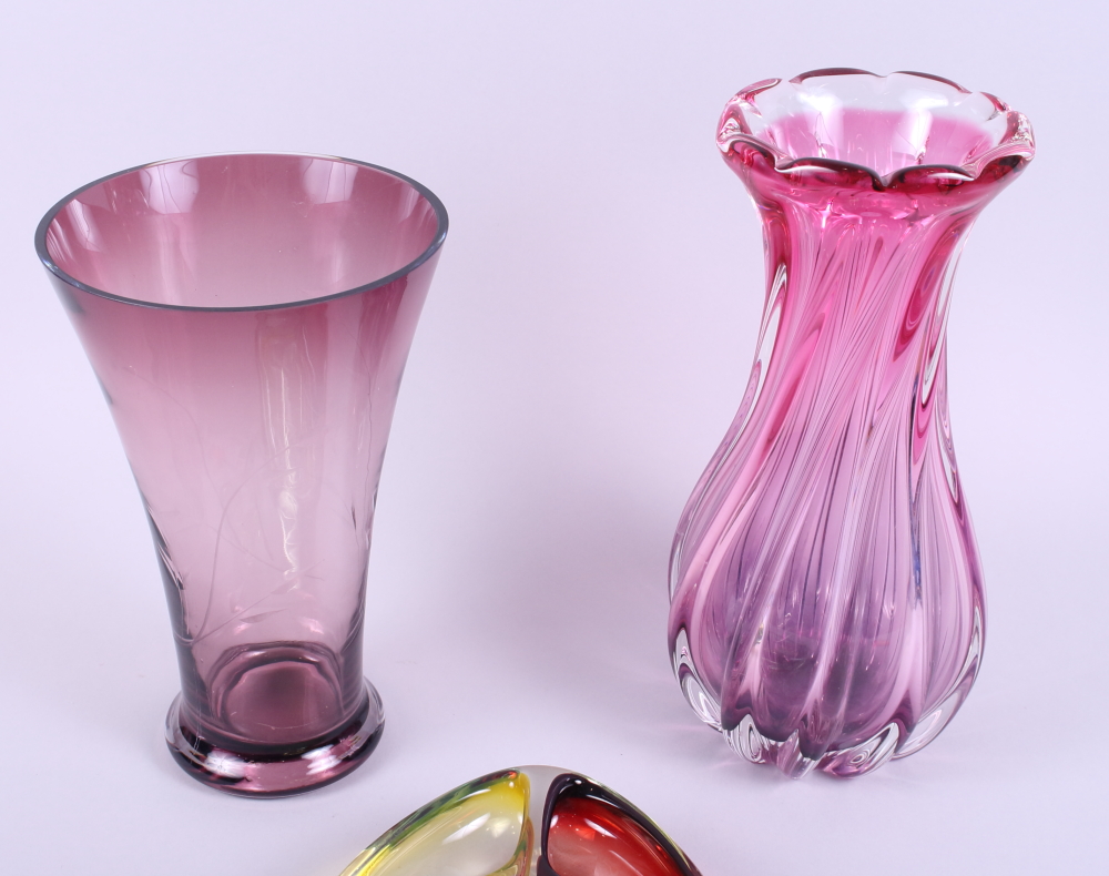 An art glass dish with three divisions and two coloured glass vases - Image 3 of 3