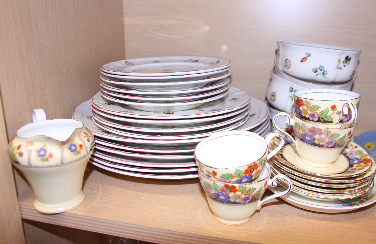 A quantity of Villeroy and Boch "Petite Fleur" plates and bowls, an Aynsley part coffee set and - Image 2 of 5