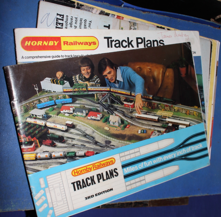A collection of Hornby Dublo, including an electric train set, a Di through station, various - Image 4 of 8