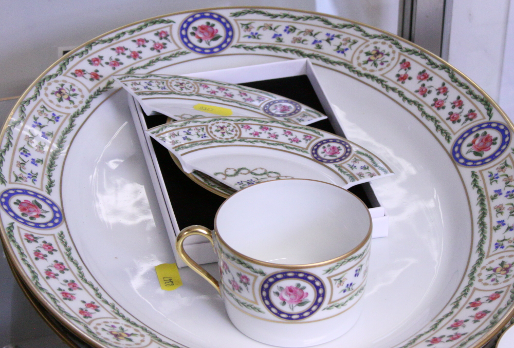A Haviland Limoges "Louveciennes" pattern part combination service with floral and gilt - Image 6 of 10