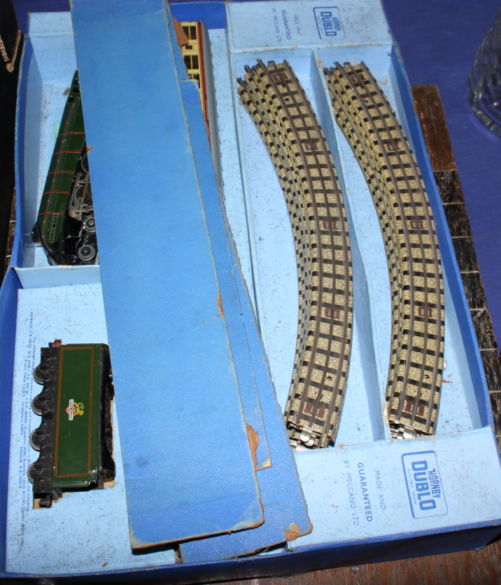 A collection of Hornby Dublo, including an electric train set, a Di through station, various - Image 6 of 8