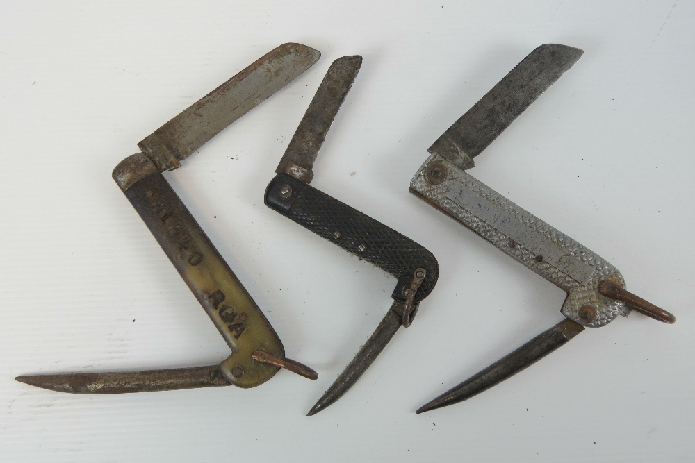 Three WWI Royal Naval issue pocket knives, Sheffield made, one having horn grips. - Image 2 of 5