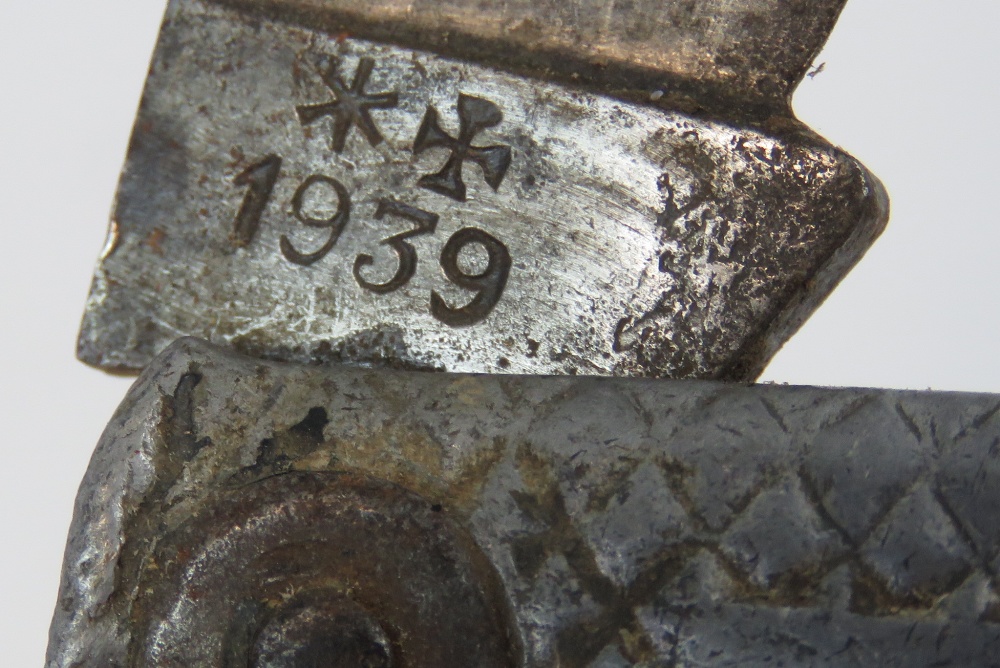 Three WWI Royal Naval issue pocket knives, Sheffield made, one having horn grips. - Image 3 of 5