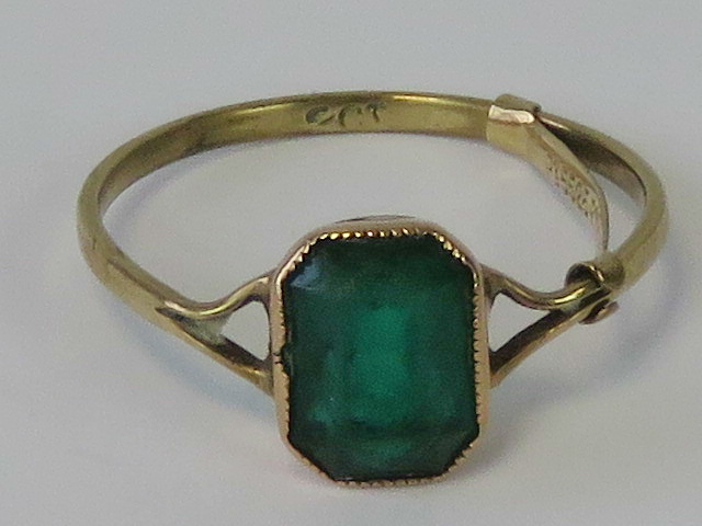 A 9ct gold ring having octagonal faceted green paste,