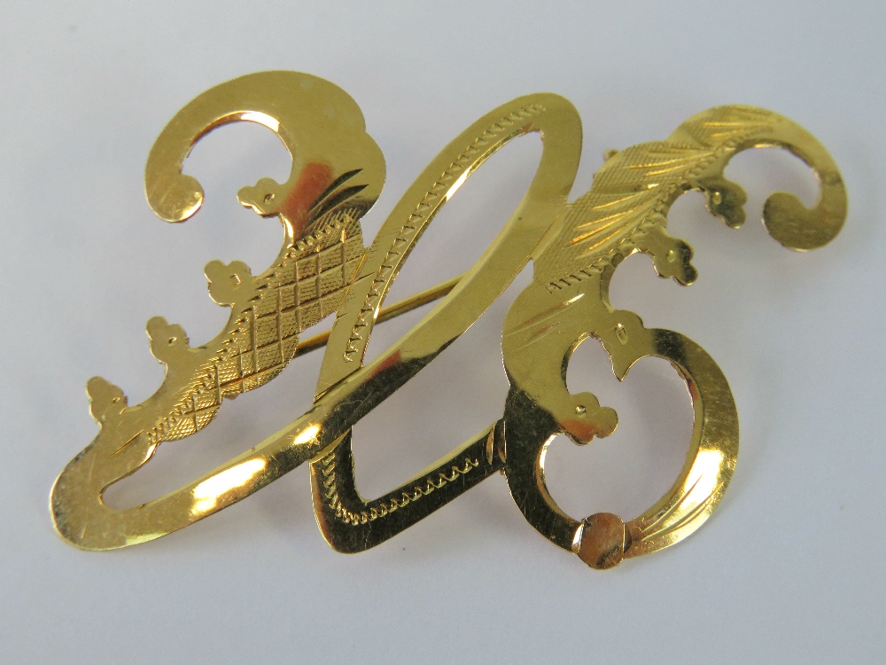 An 18ct gold name/initials brooch, hallmarked 750, 2.49g.