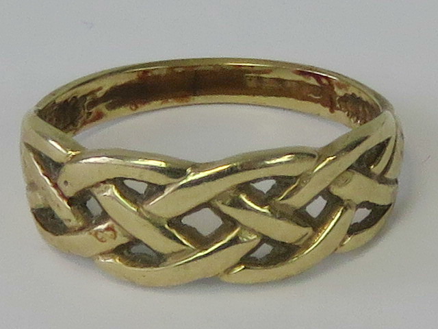 A 9ct gold Celtic knot ring hallmarked 375, 2.33g.