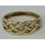 A 9ct gold Celtic knot ring hallmarked 375, 2.33g.