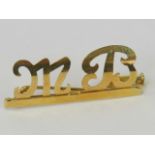 An 18ct gold initials brooch 'MB', hallmarked 750, 1.31g.