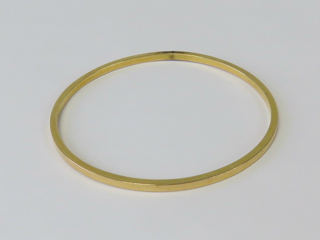 A yellow metal bangle, resized, no apparent hallmarks, 6.12g.