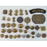 A quantity of assorted British military badges and buttons.