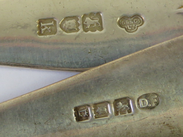 Four HM silver table spoons, two hallmarked London 1905, one London 1918, and one Sheffield 1918. - Image 3 of 3