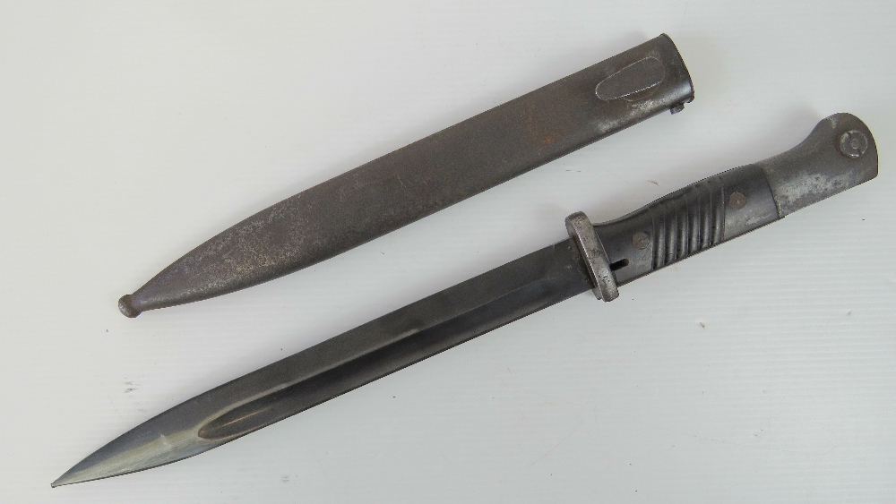 A WWII German K98 bayonet with original scabbard, blade and scabbard numbered 6525 0. - Image 2 of 5