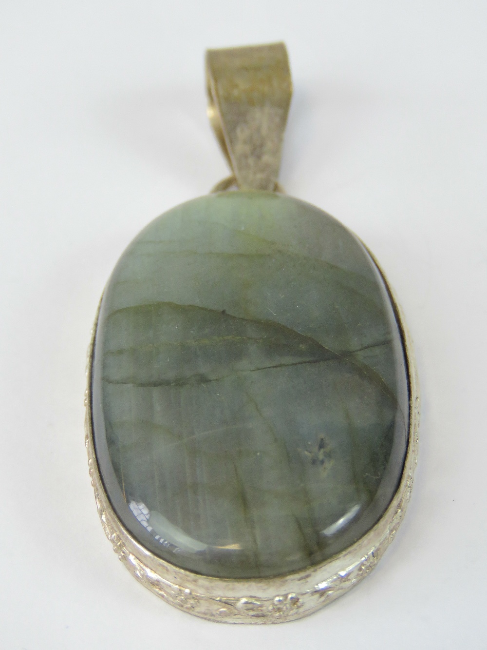 A large oval agate cabachon in floral mount, 6.5cm in length.
