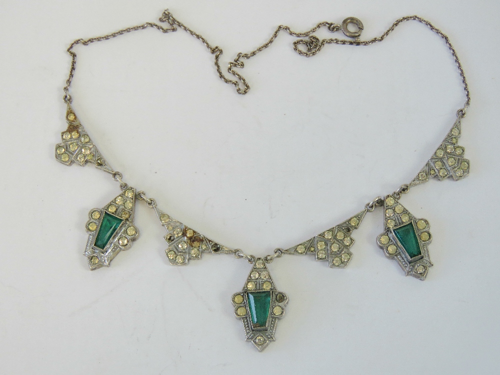 An Art Deco necklace having white and gr