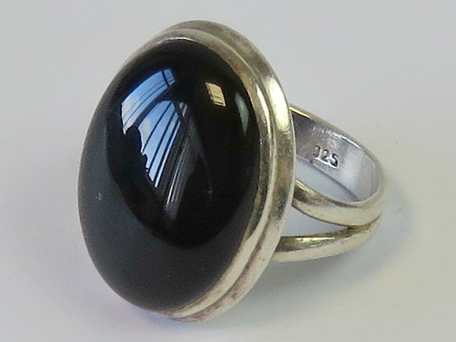 A silver and onyx signet ring, size k, s