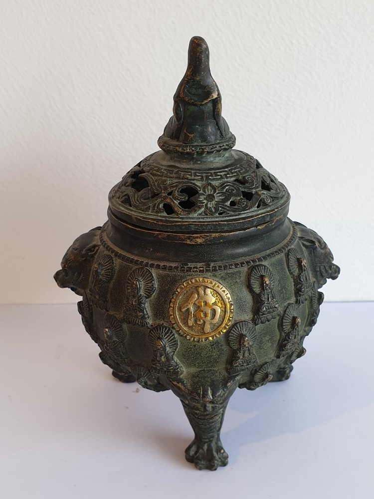 A small late 19th early 20th century Chinese bronzed brass lidded censer, - Image 4 of 6
