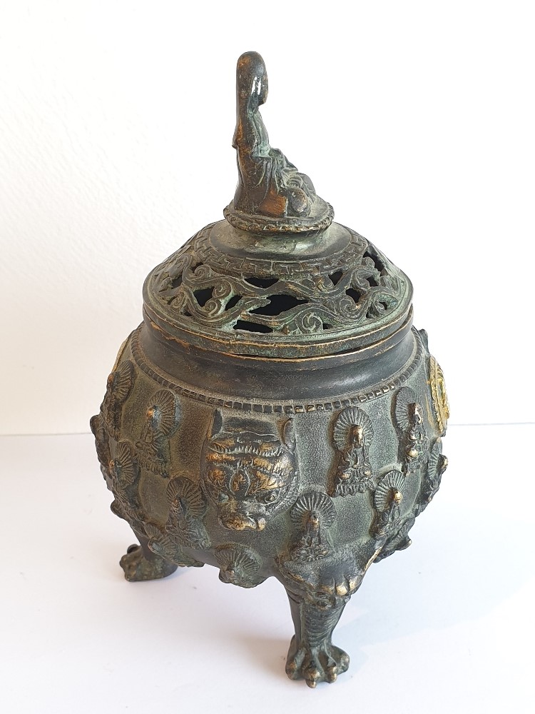 A small late 19th early 20th century Chinese bronzed brass lidded censer, - Image 5 of 6