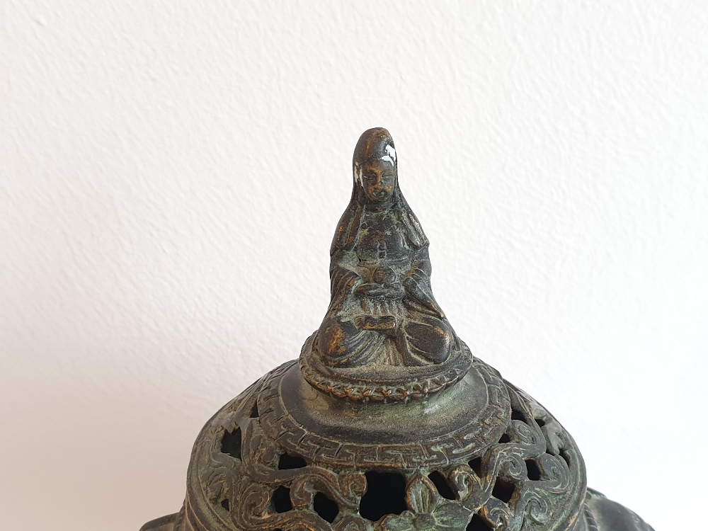 A small late 19th early 20th century Chinese bronzed brass lidded censer, - Image 2 of 6