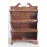 An Edwardian mahogany bookshelf having four graduated shelves and measuring 74cm wide.