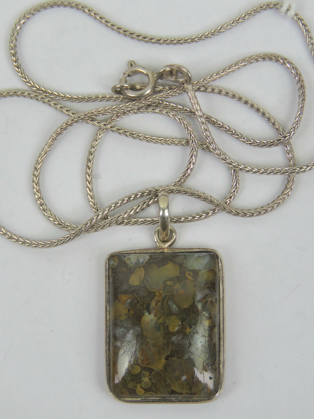 A silver and agate rectangular pendant measuring 3cm including bale,