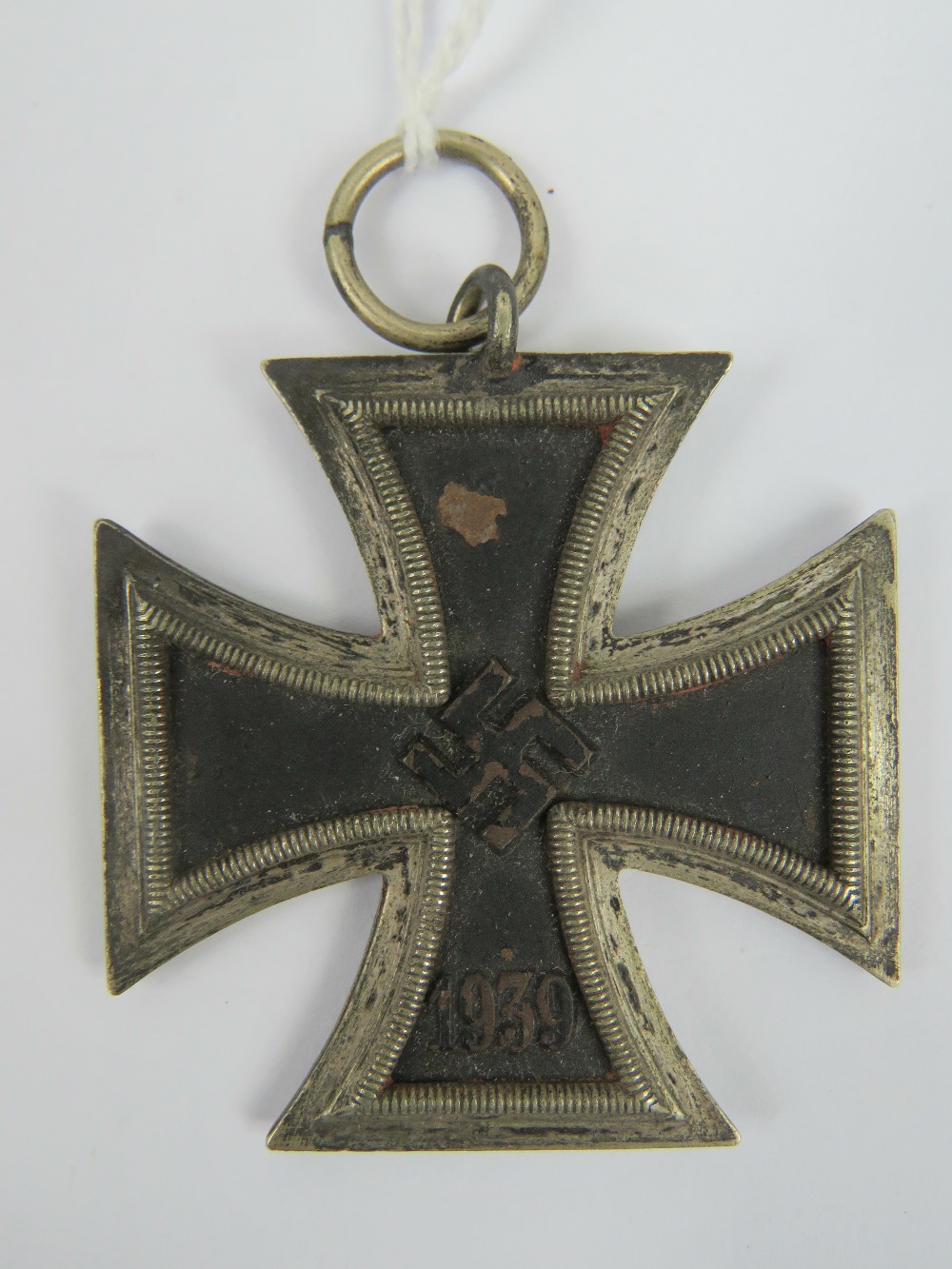 A WWII German Iron Cross medal, together with a photo postcard of Hitler. Two items. - Image 2 of 3