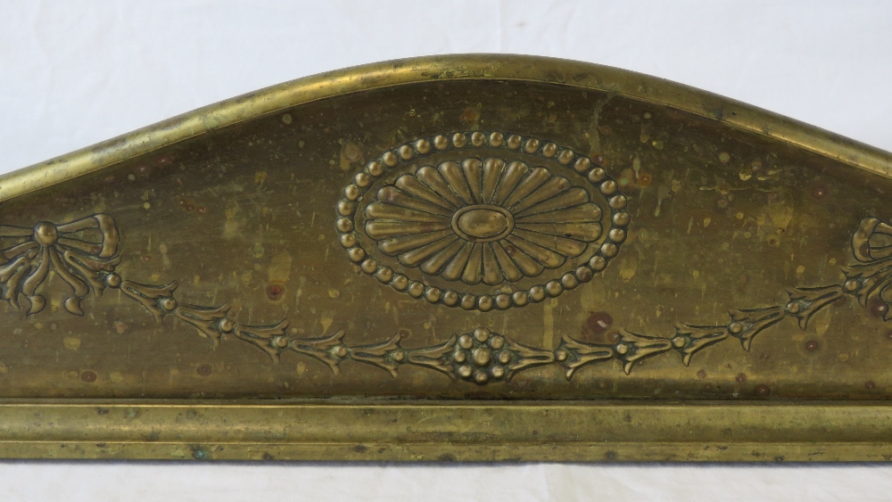 A late Edwardian solid brass fender havi - Image 2 of 2