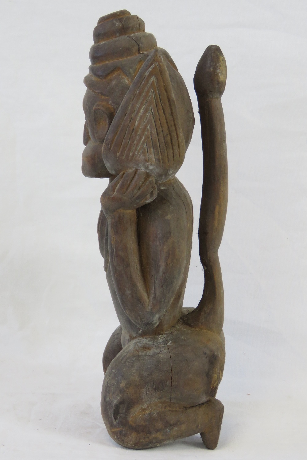 An antique carved wooden fertility figur - Image 2 of 4