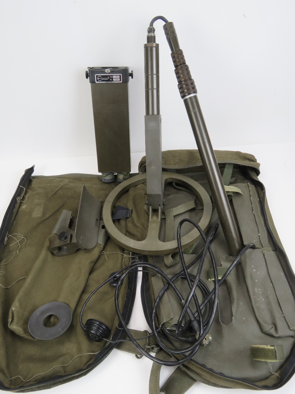 A German Bundeswehr issue land mine/metal detector made by Ebinger, in original carry bag. - Image 4 of 4