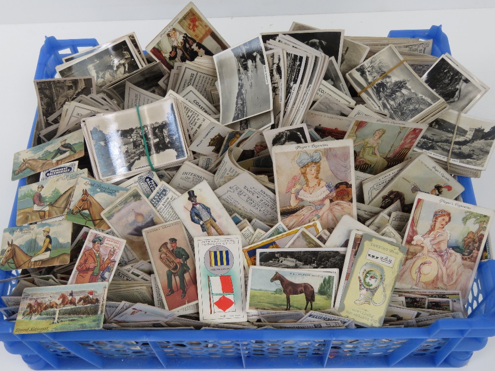 An extensive collection of loose cigarette cards, some in sets/part sets, mostly unsorted,