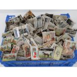 An extensive collection of loose cigarette cards, some in sets/part sets, mostly unsorted,