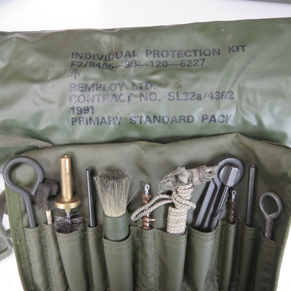 A quantity of assorted militaria includi - Image 3 of 5