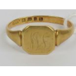 An 18ct gold signet ring engraved 'LW', hallmarked London, size R, 3g.