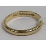 A 14ct gold band stamped 14k, size K-L, 2.4g.